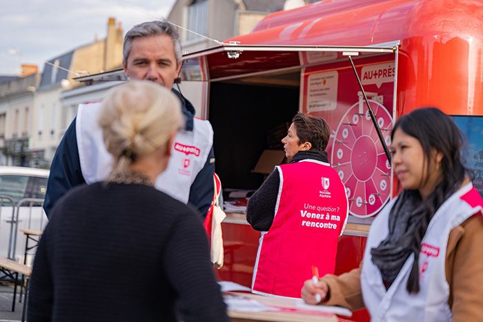 Un agent Région et un passant dialoguent