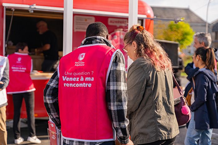 Un agent Région et un passant dialoguent