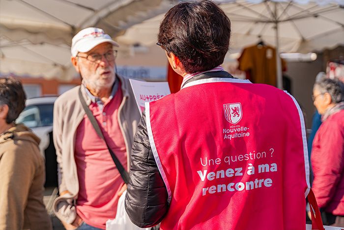 Un agent Région et un passant dialoguent