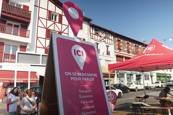 Rencontres Au Plus Près au marché de Saint-Palais, dans les Pyrénées-Atlantiques.