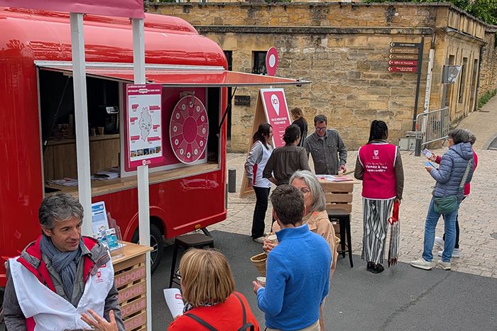 Rencontres Au Plus Près au marché de Sarlat-la-Canéda, en Dordogne.